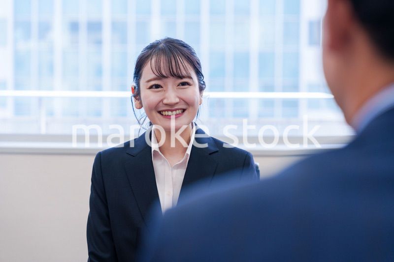 面接で笑顔で話す女性の就活生