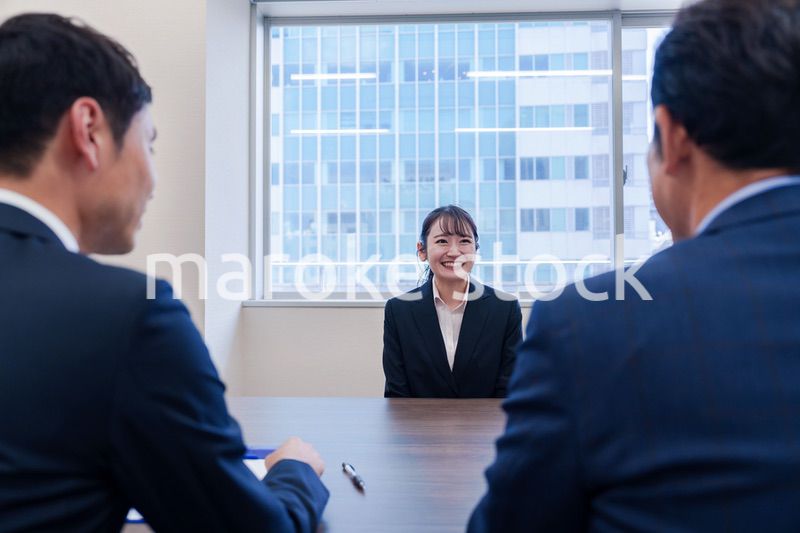 面接で笑顔で話す女性の就活生