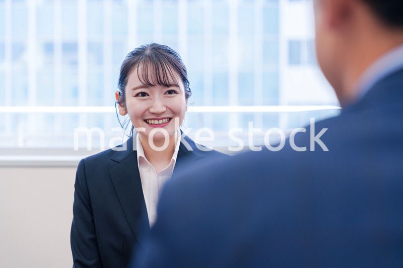 面接で笑顔で話す女性の就活生