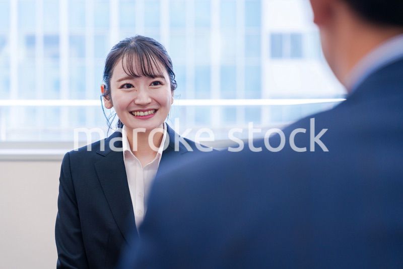 面接で笑顔で話す女性の就活生