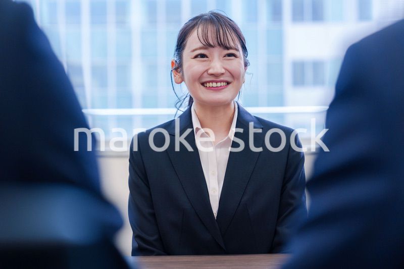 面接で笑顔で話す女性の就活生
