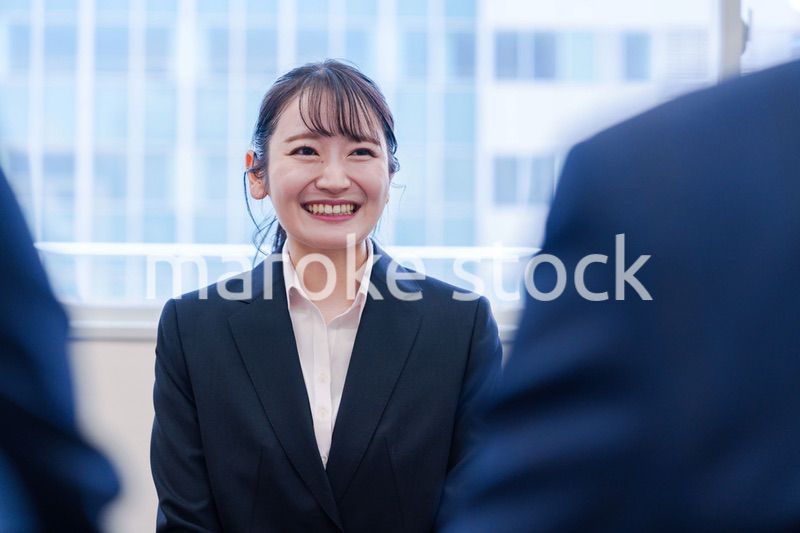 面接で笑顔で話す女性の就活生