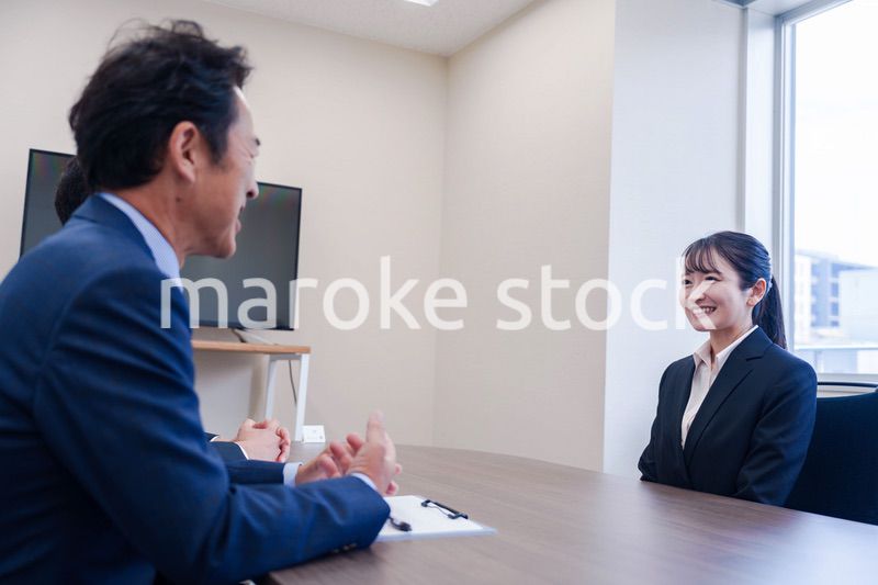 面接で笑顔で話す女性の就活生