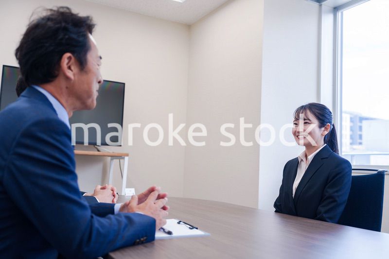 面接で笑顔で話す女性の就活生