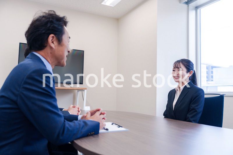 面接で笑顔で話す女性の就活生