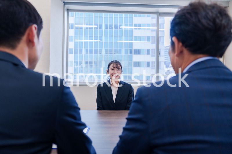 面接で笑顔で話す女性の就活生