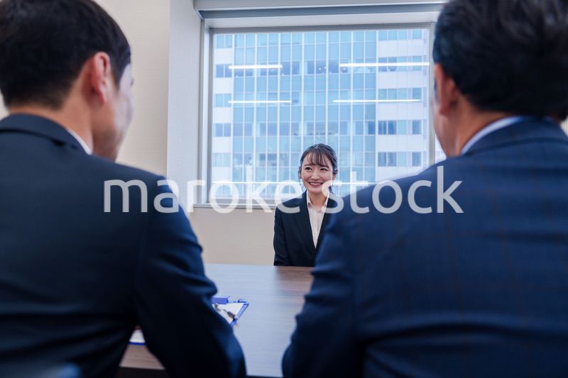 面接で笑顔で話す女性の就活生