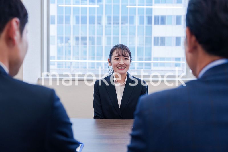 面接で笑顔で話す女性の就活生