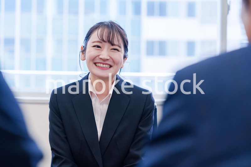 面接で笑顔で話す女性の就活生