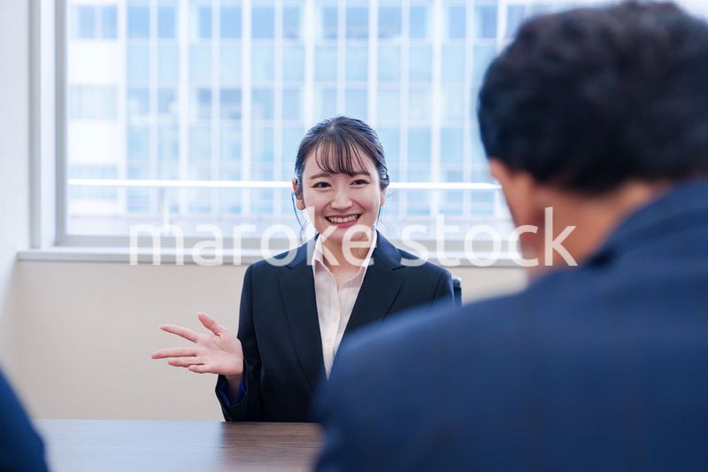 面接で笑顔で話す女性の就活生