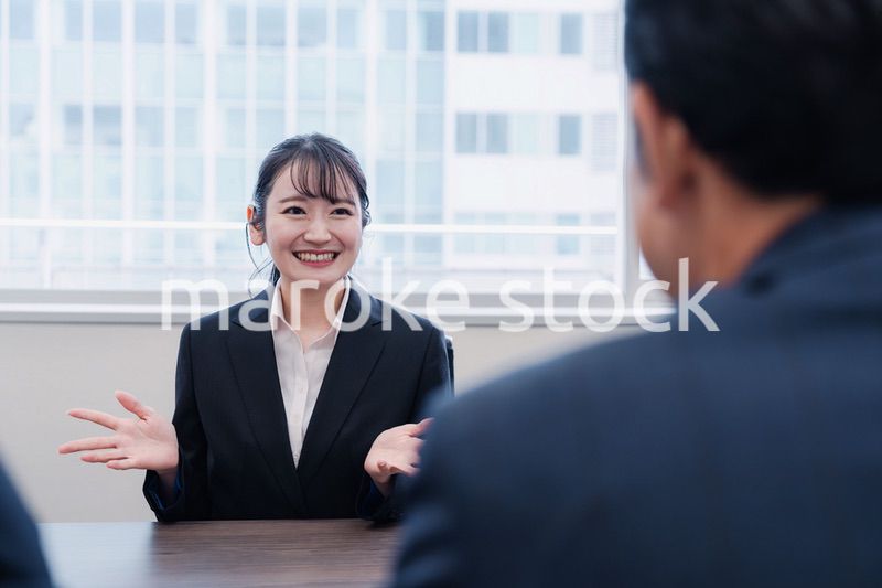 面接で笑顔で話す女性の就活生