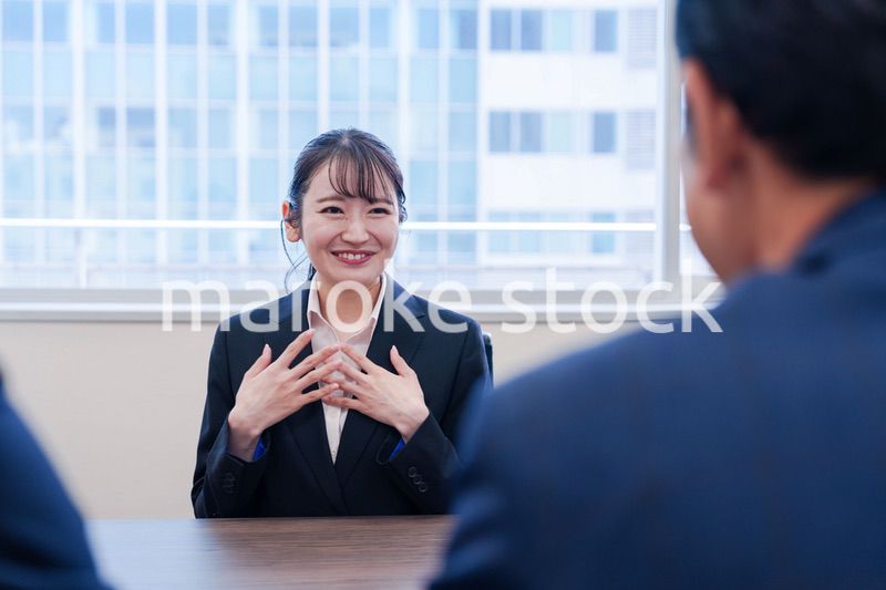 面接で笑顔で話す女性の就活生