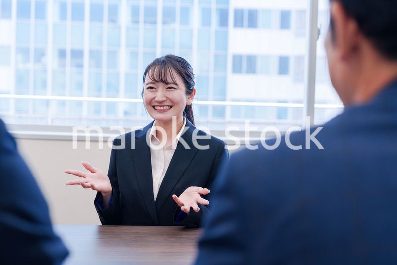 面接で笑顔で話す女性の就活生