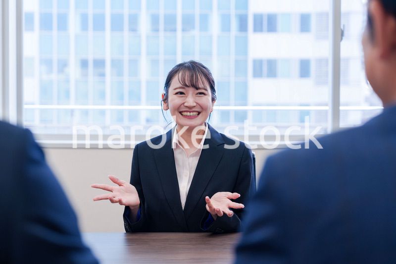 面接で笑顔で話す女性の就活生
