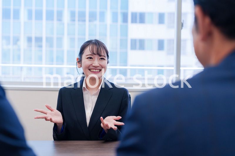 面接で笑顔で話す女性の就活生