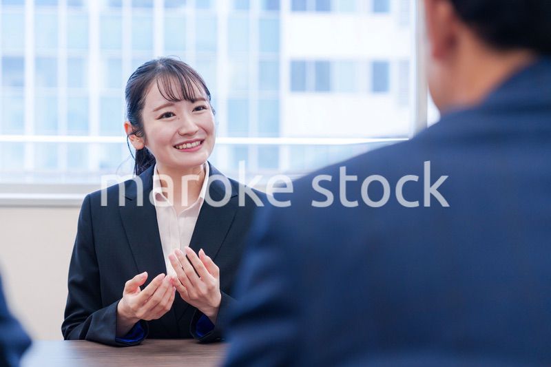 面接で笑顔で話す女性の就活生