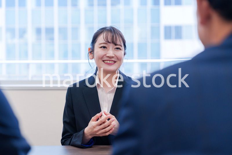 面接で笑顔で話す女性の就活生