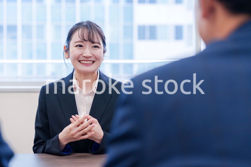 面接で笑顔で話す女性の就活生