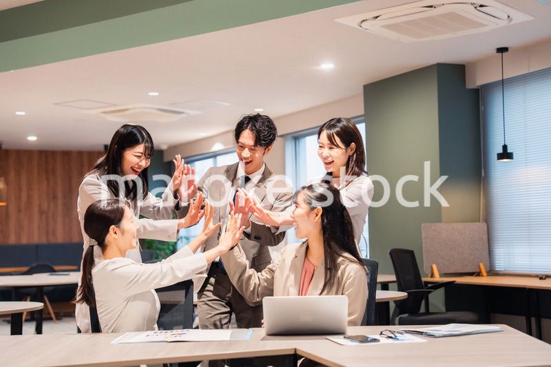 オフィスメンバー全員でハイタッチ