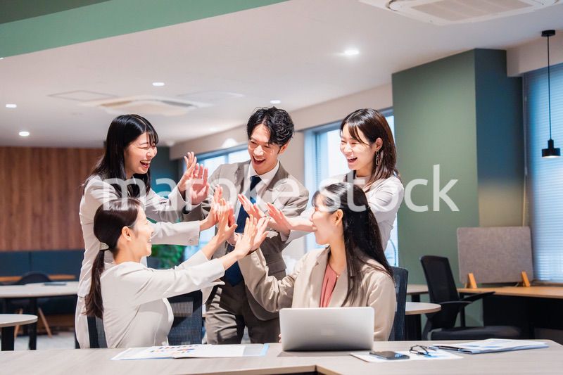 オフィスメンバー全員でハイタッチ