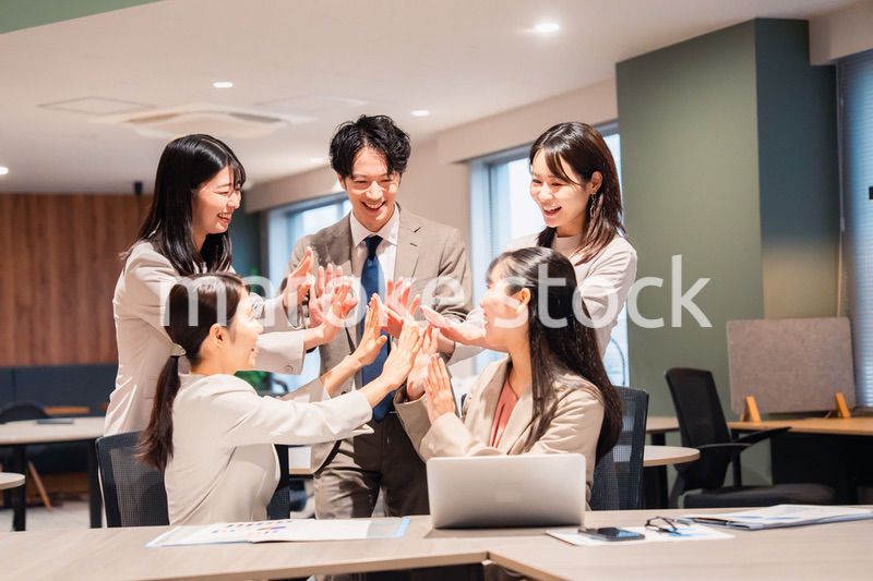 オフィスメンバー全員でハイタッチ