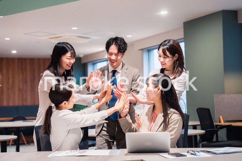 オフィスメンバー全員でハイタッチ