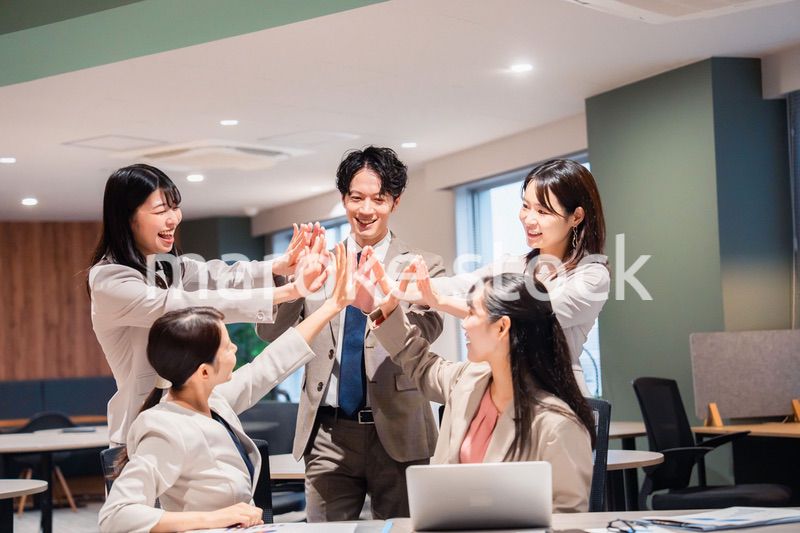 オフィスメンバー全員でハイタッチ