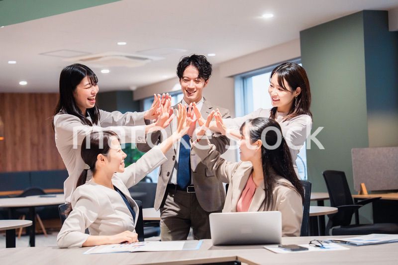 オフィスメンバー全員でハイタッチ