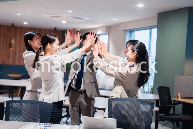 オフィスメンバー全員でハイタッチ
