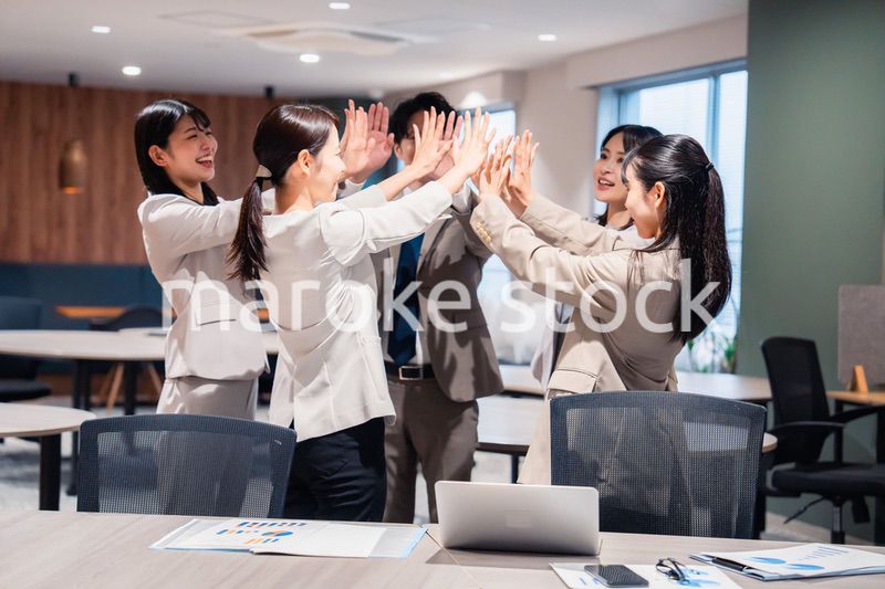 オフィスメンバー全員でハイタッチ