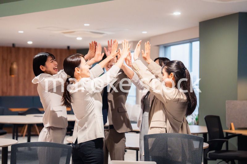 オフィスメンバー全員でハイタッチ