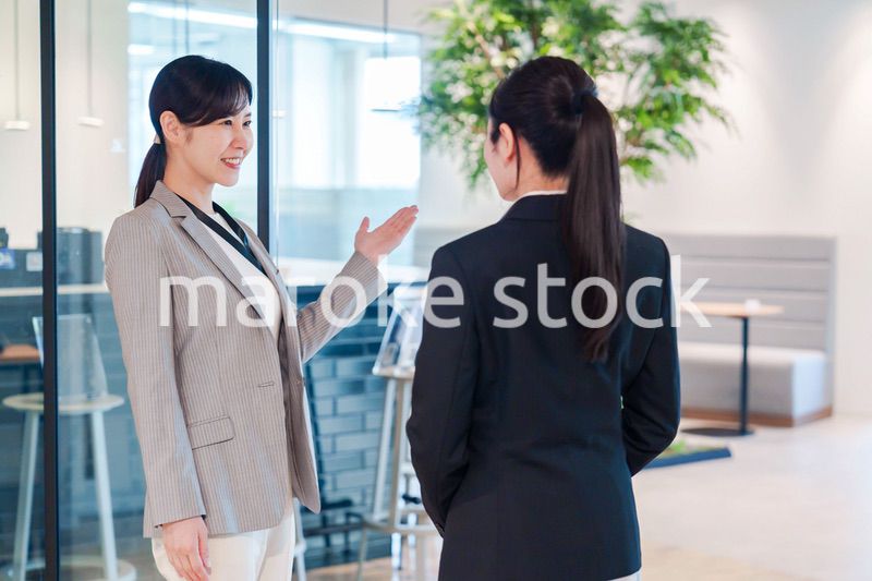 オフィスの訪問をする就職活動中の女性