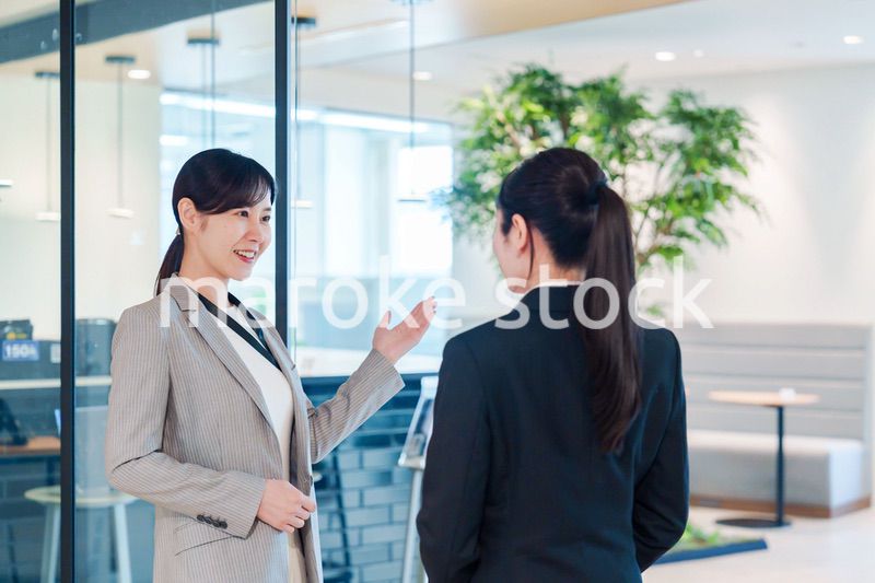 オフィスの訪問をする就職活動中の女性