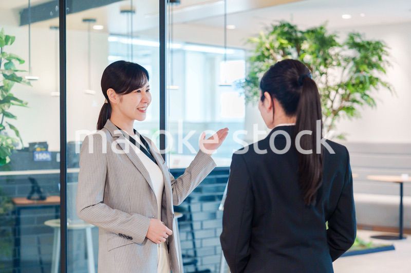 オフィスの訪問をする就職活動中の女性