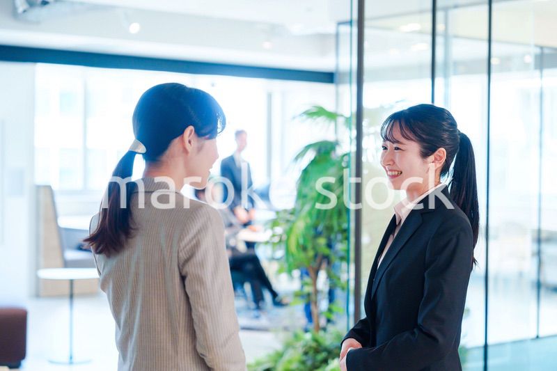 オフィスの訪問をする就職活動中の女性