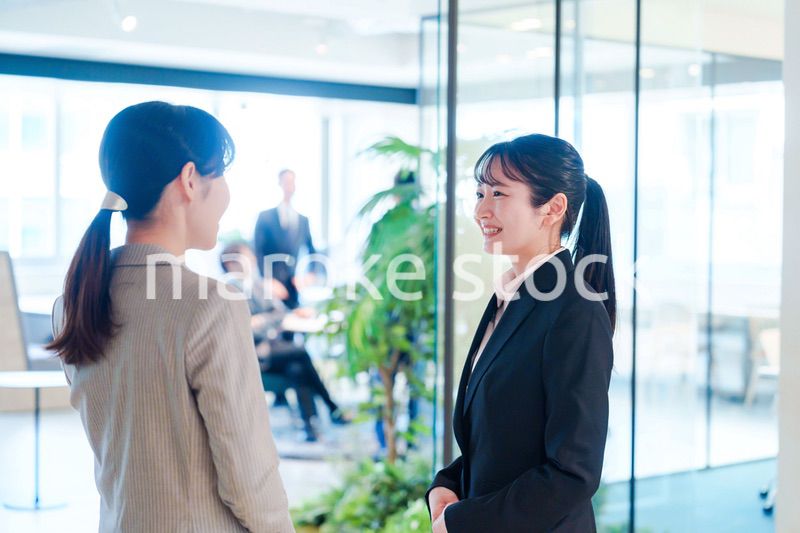 オフィスの訪問をする就職活動中の女性