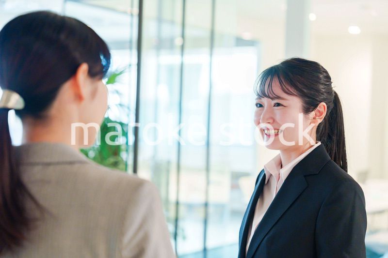 オフィスの訪問をする就職活動中の女性