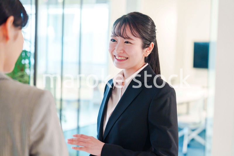 オフィスの訪問をする就職活動中の女性