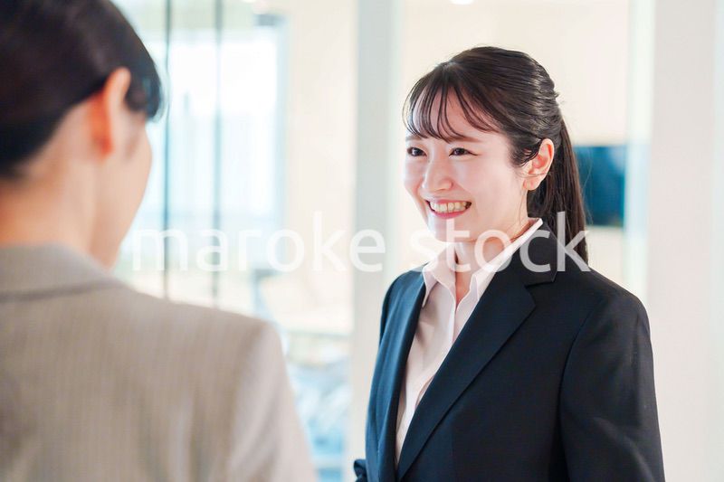 オフィスの訪問をする就職活動中の女性