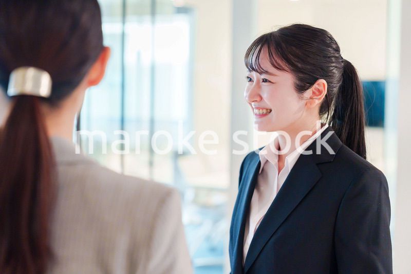 オフィスの訪問をする就職活動中の女性