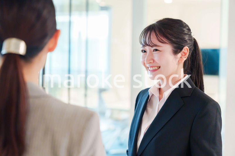 オフィスの訪問をする就職活動中の女性