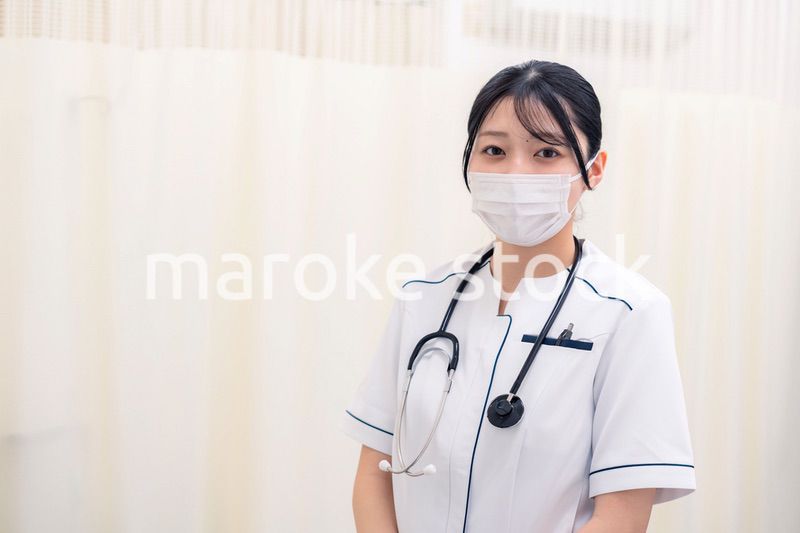 マスクと手袋をつけて働く女性の医療従事者