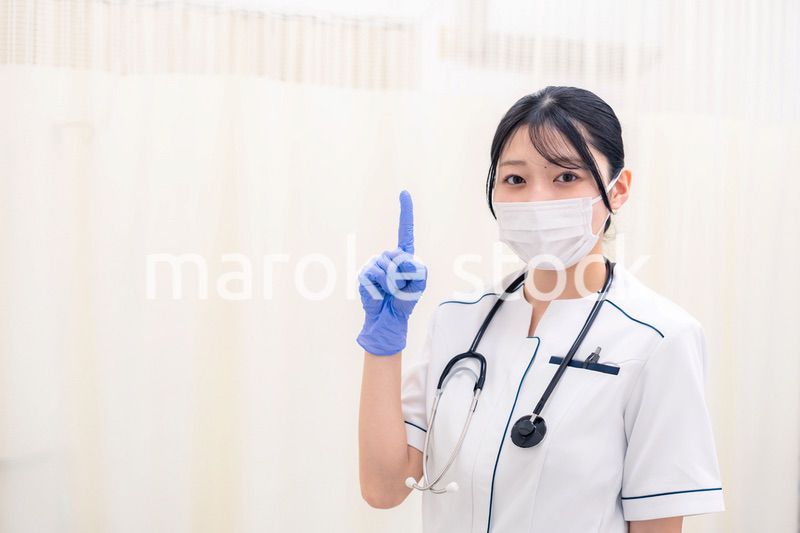 マスクと手袋をつけて働く女性の医療従事者
