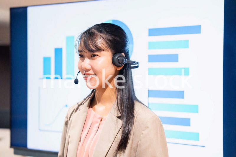 ヘッドセットをつけてプレゼンをする女性