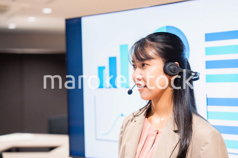 ヘッドセットをつけてプレゼンをする女性
