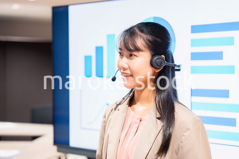 ヘッドセットをつけてプレゼンをする女性