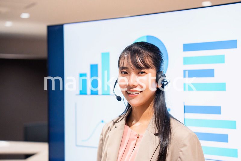 ヘッドセットをつけてプレゼンをする女性