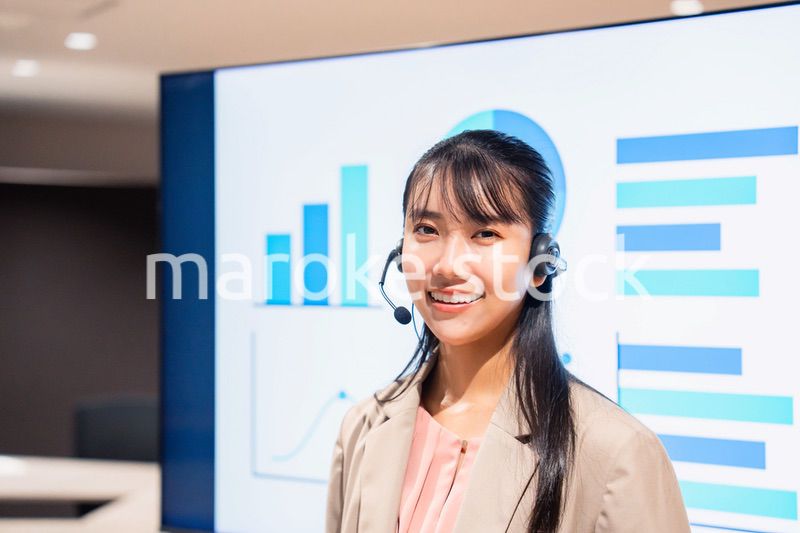 ヘッドセットをつけてプレゼンをする女性