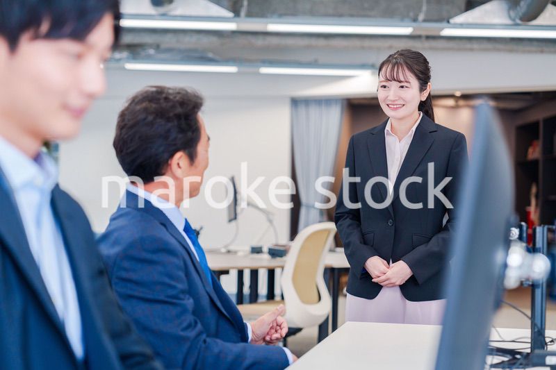オフィスに配属され上司に挨拶をするフレッシュな女性