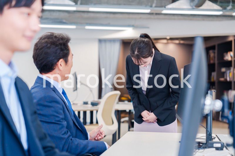 オフィスに配属され上司に挨拶をするフレッシュな女性